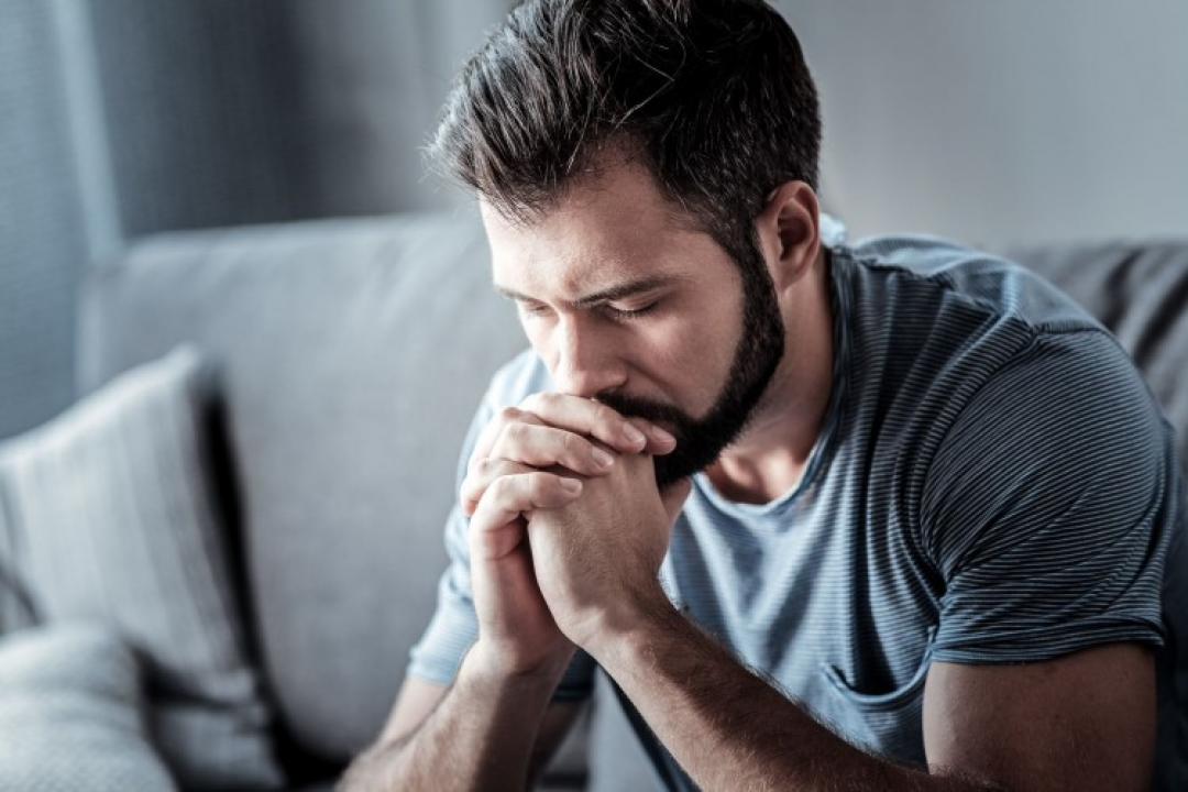 Homme tracassé pas ses fuites urinaires