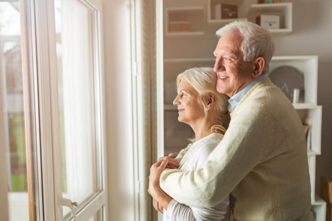 Personnes âgées sereines grâce au body incontinence