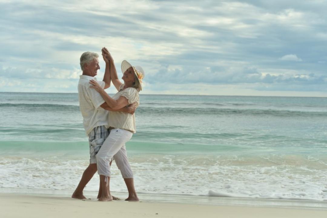 Couple âgé profitant de la plage grâce au maillot de bain incontinence