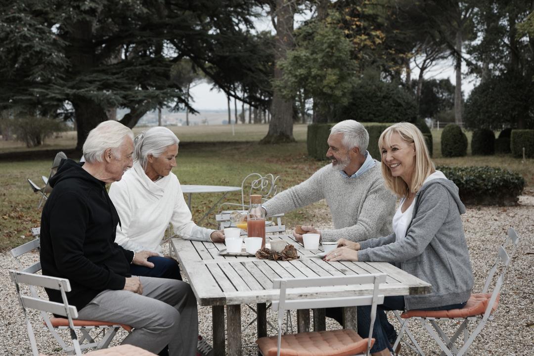 Deux couples petit déjeunent à l'extérieur sans penser à leurs fuites urinaires