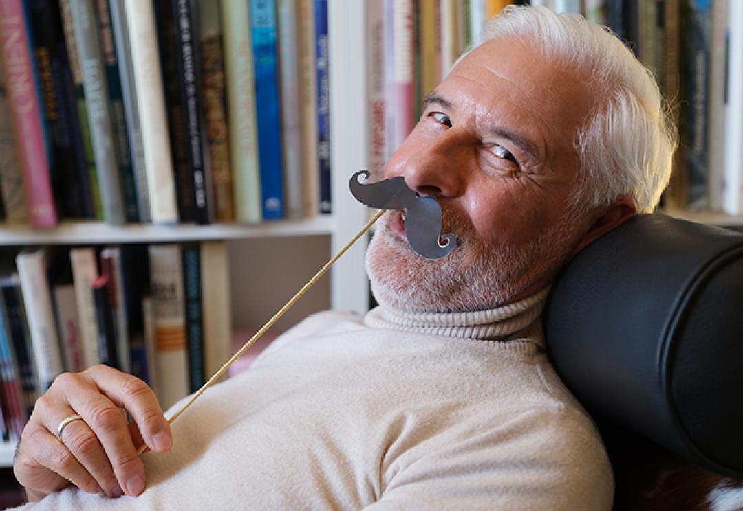 homme avec une fausse moustache en papier