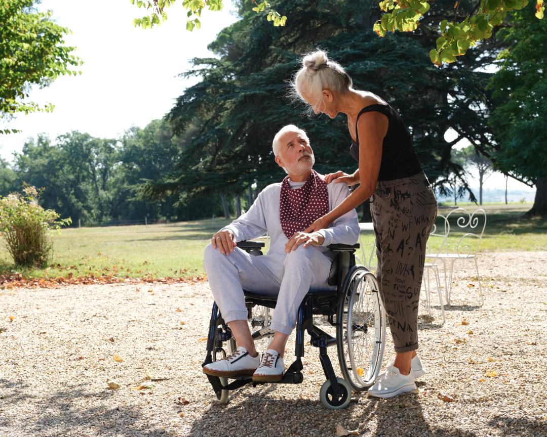 personne handicapé portant un bavoir pour adulte