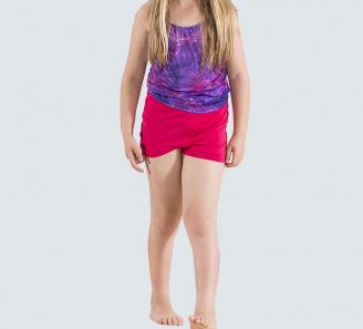 fille en maillot de bain 2 pièces, haut couvrant le ventre imprimé violet et short fuchsia