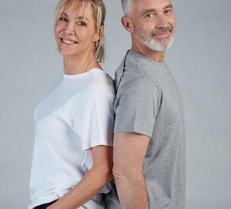 femme en t-shirt blanc et homme en t-shirt gris dos à dos