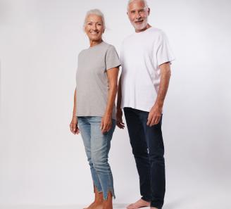 femme en t-shirt gris et homme en t-shirt blanc de face