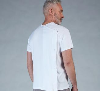 homme de dos en t-shirt blanc avec des pressions sur le dos