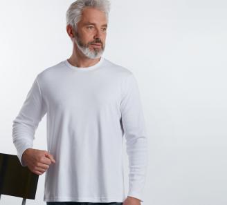 homme de face en t-shirt blanc