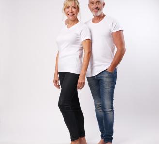 homme et femme en t-shirt blanc de face