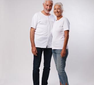 homme et femme en t-shirt blanc de face