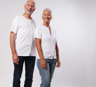 homme et femme en t-shirt blanc de trois quart