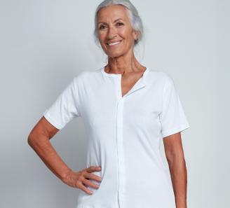 femme en t-shirt blanc détail sur ouverture aimantée