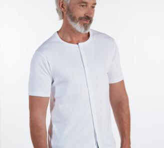 homme portant un t-shirt blanc avec ouverture aimantée