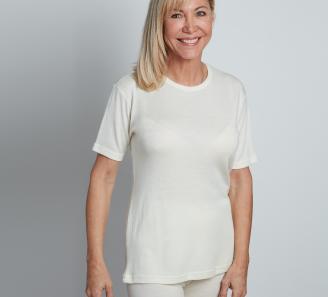 femme avec un t-shirt manche courte en laine mérinos
