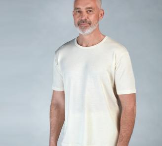 homme avec un t-shirt manche courte en laine mérinos