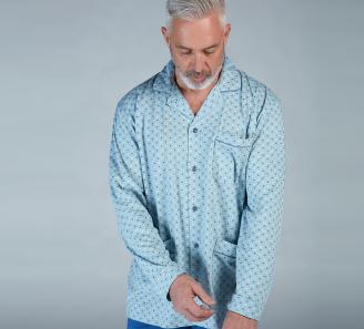 buste d'homme en pyjama bleu ajustant sa manche