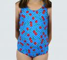 fille en maillot de bain 1 pièce, fond bleu avec imprimé cerises rouges