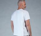 homme de dos en t-shirt blanc avec des pressions sur le dos