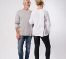 homme en t-shirt gris et femme de dos en t-shirt blanc