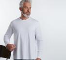 homme de face en t-shirt blanc