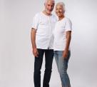 homme et femme en t-shirt blanc de face