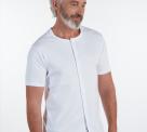 homme portant un t-shirt blanc avec ouverture aimantée