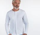 homme en t-shirt blanc avec ouverture devant aimantée