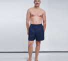 homme de face en short de bain marine