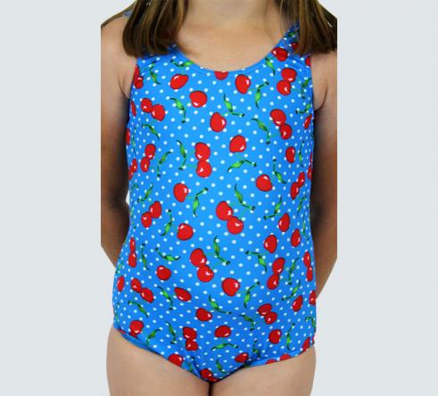 fille en maillot de bain 1 pièce, fond bleu avec imprimé cerises rouges
