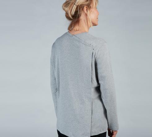 femme de dos en t-shirt gris avec pressions dans le dos