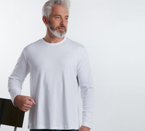 homme de face en t-shirt blanc