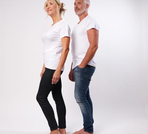 homme et femme en t-shirt blanc de profil