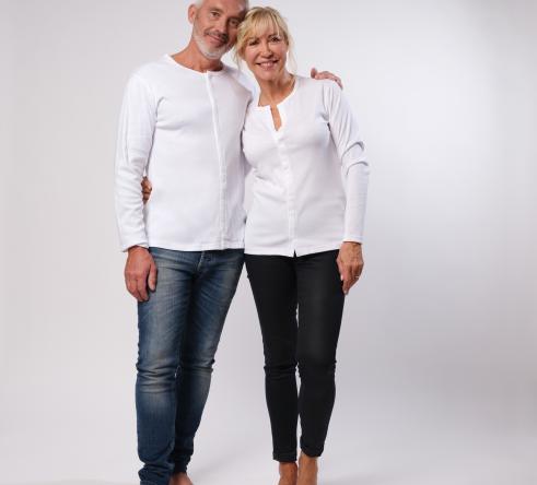 homme et femme en t-shirt blanc de face