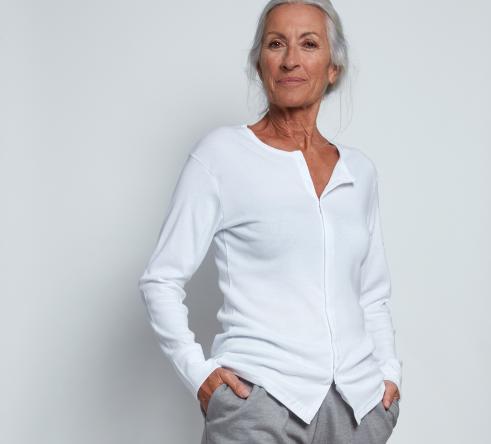 femme en t-shirt blanc avec ouverture devant aimantée