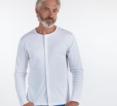 homme en t-shirt blanc avec ouverture devant aimantée