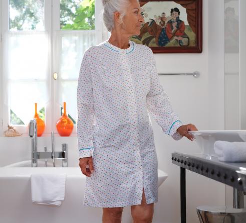 femme en chemise de nuit imprimé papillon dans la salle de bain