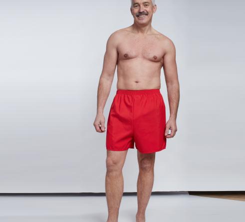 homme de face en short de bain rouge